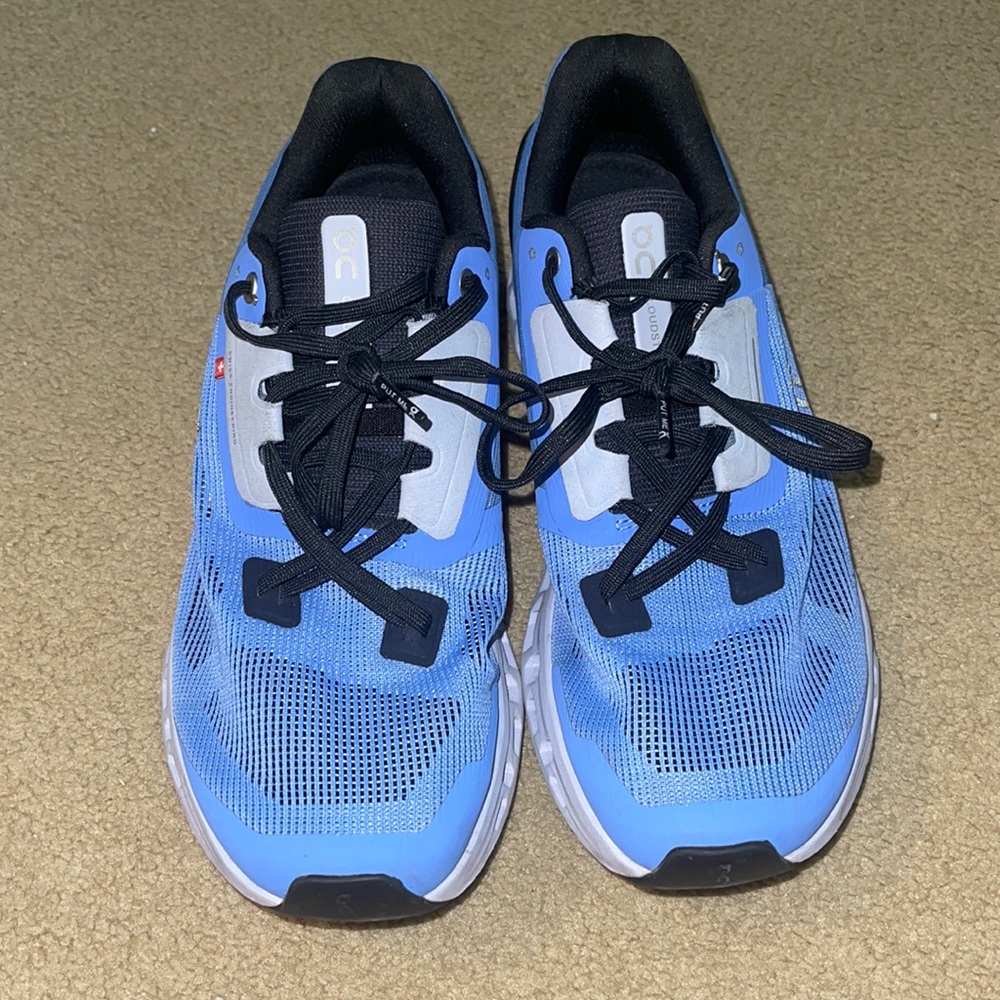 On cloud tennis shoes